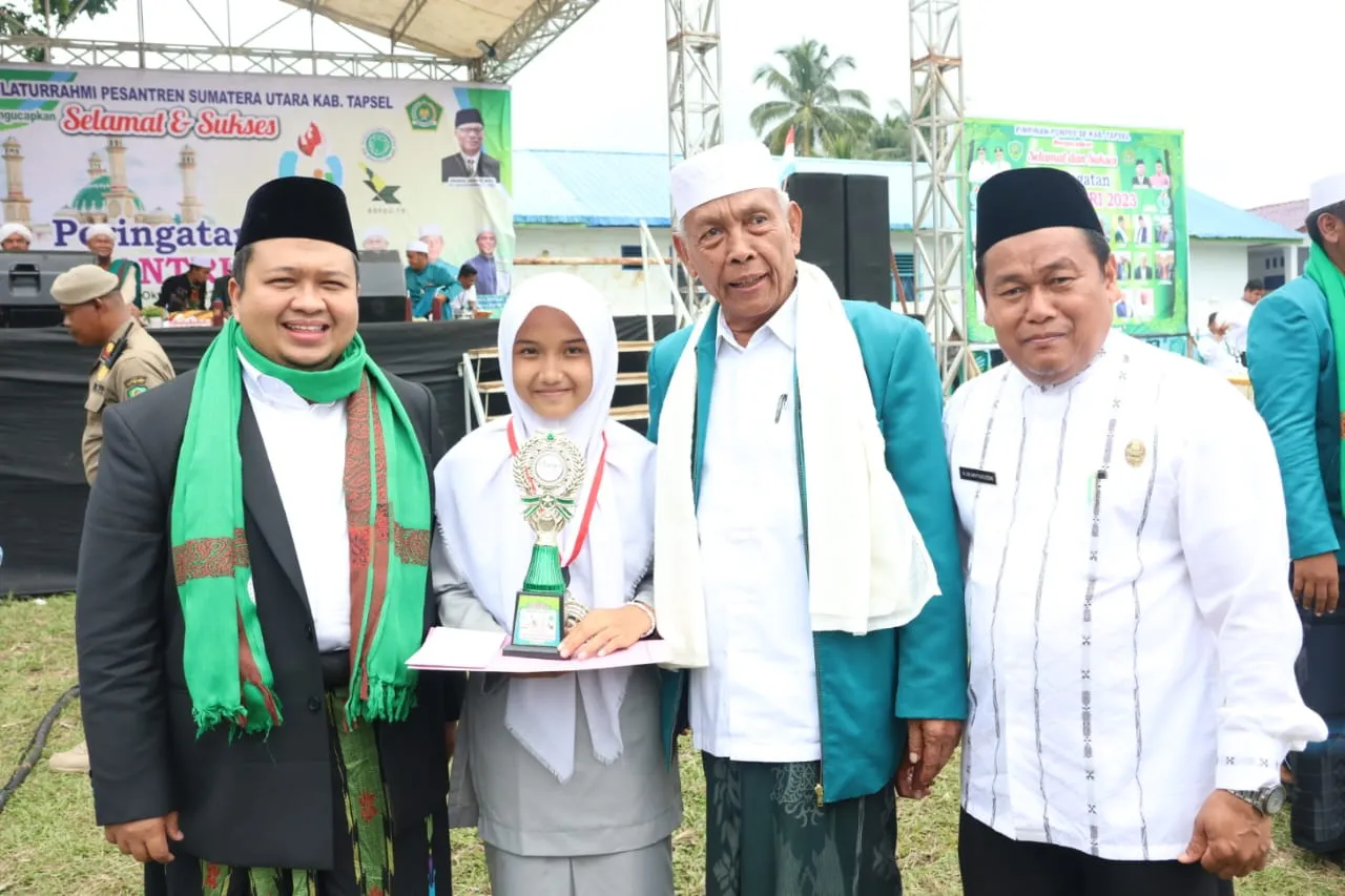Bupati Tapsel Ajak Santri Bentengi Diri Dengan Ilmu Agama