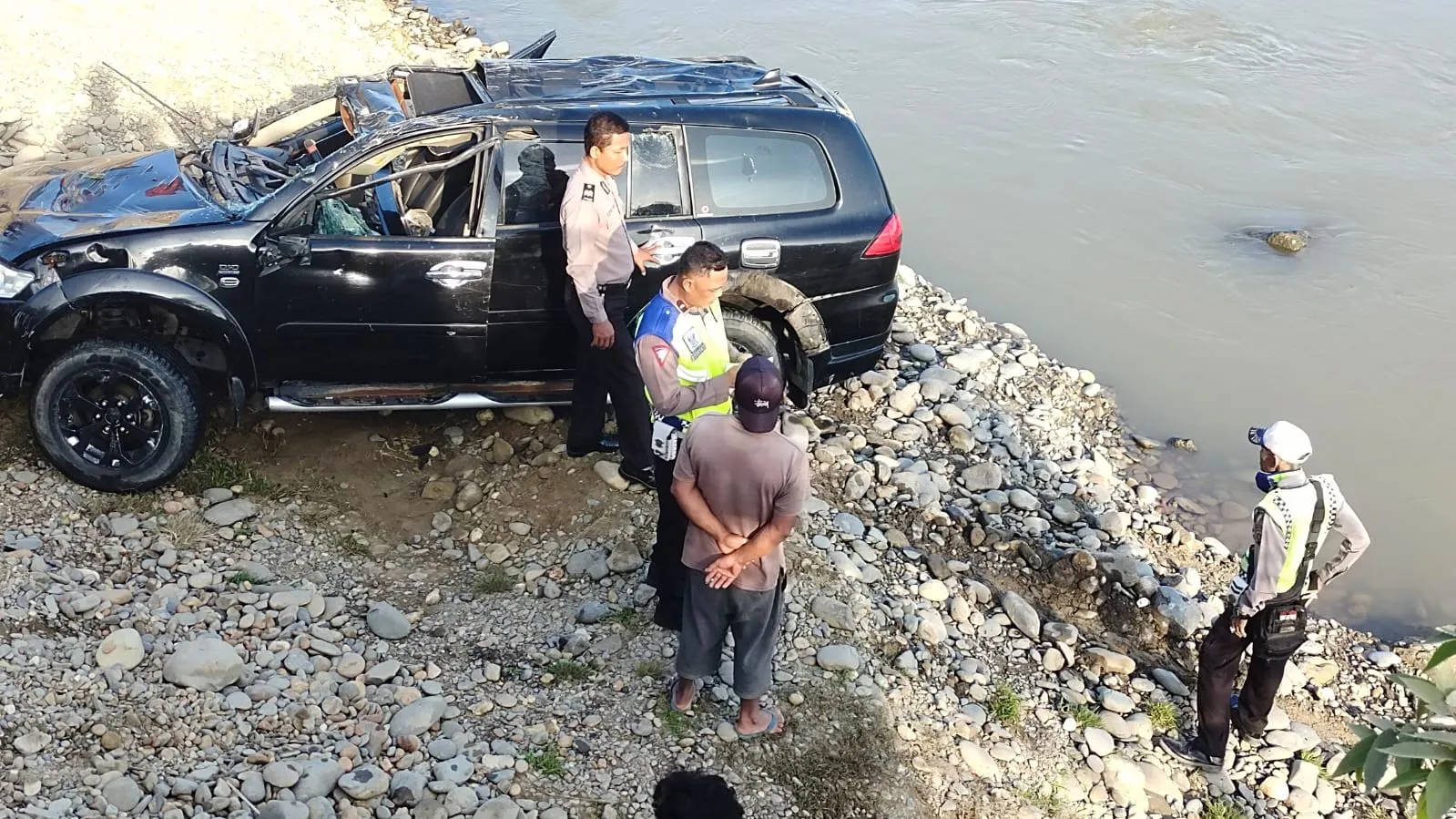 Mobil Pajero 'Terjun' Ke Sungai, 1 Penumpang Tewas