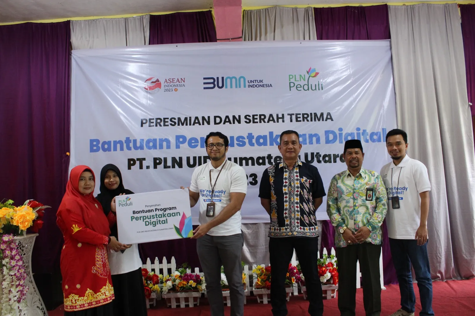 PLN Peduli Serahkan Bantuan Perpustakaan Digital ke MAN Gunungsitoli