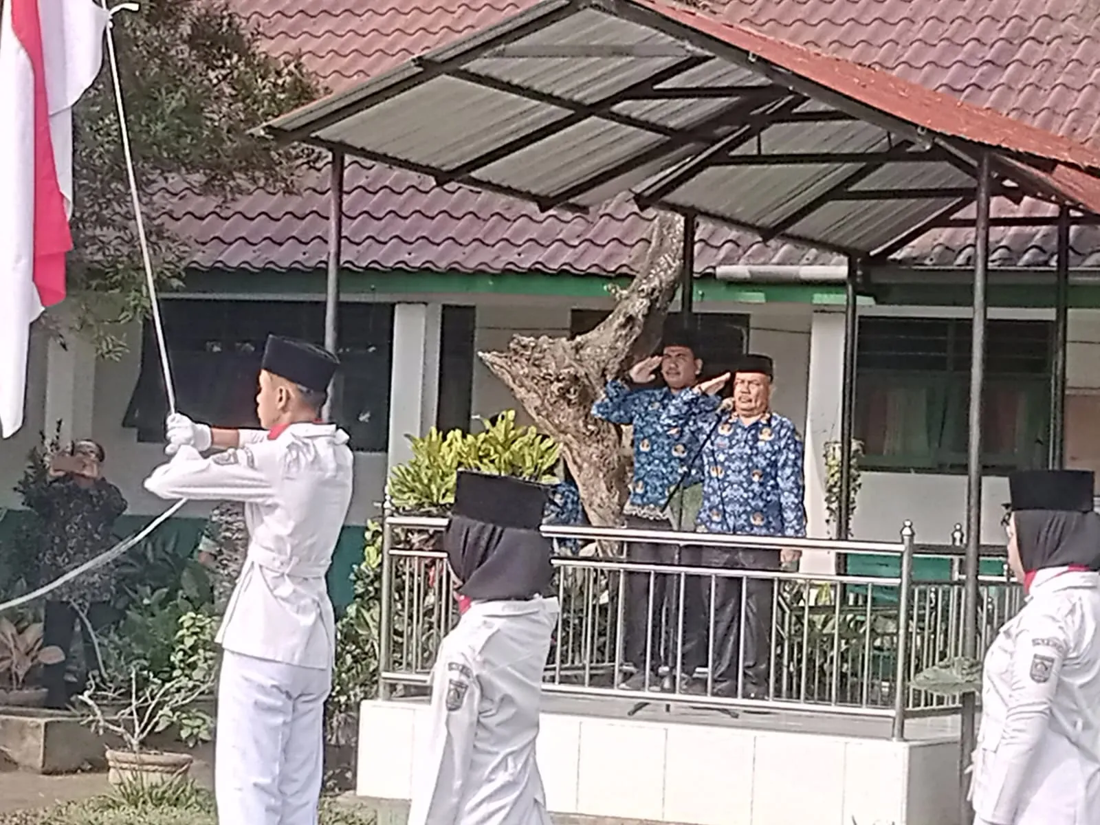 Camat Pimpin HSP Ke-95 di Halaman SMPN 1 Pulau Rakyat