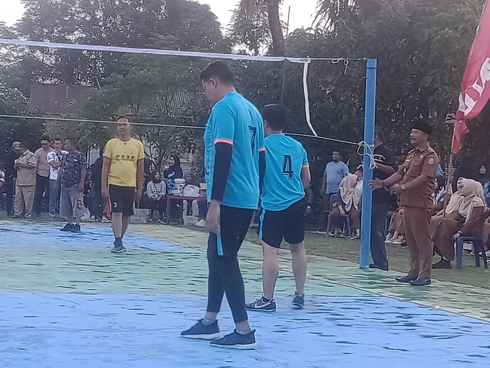 Tim Volly Muspika Kec. Sunggal Gilas Tim Suka Maju 2 - 0.