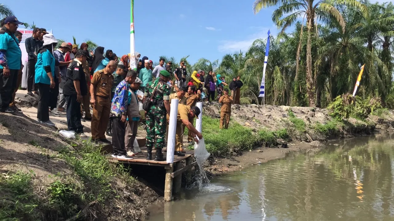 Peringati Hari Sungai Sedunia, Wabup Asahan Restocking 15 Ribu Benih Ikan
