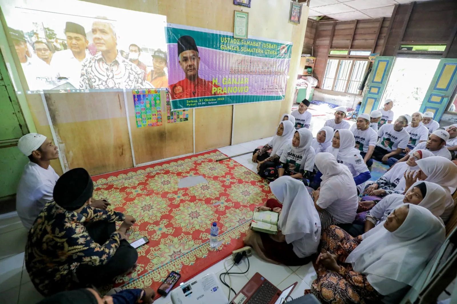 Aksi Nyata Bagi Kemashlahatan Umat, Usbat Ganjar Salurkan Bantuan Perlengkapan Untuk Musala Nurul Jadid