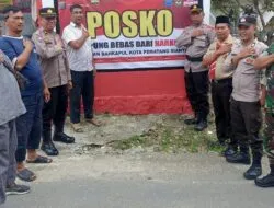Kapolsek Siantar Martoba Iptu Riswan (empat kanan) pose bersama mewakili Kapolres Pematangsiantar AKBP Yogen Heroes Baruno meresmikan Posko Kampung Bersih Narkoba di Jl. Sitalasari, Kel. Bah Kapul, Kec. Siantar Sitalasari, Selasa (31/10).(Ist).