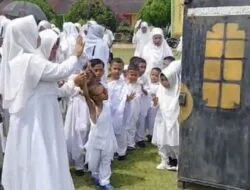 Keterangan foto: 300an siswa dan siswiRaudhatul Athfal se kabupaten Padang Lawas ikuti praktek mansik haji di alapangan MAN 1 Padang Lawas. (Ist)