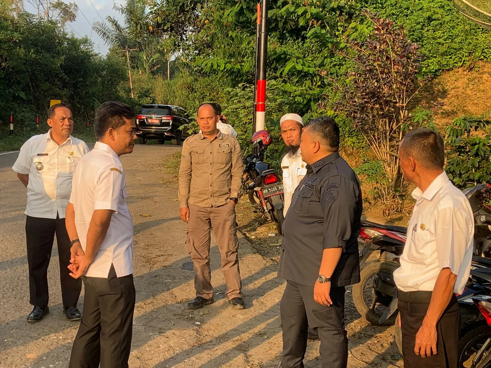 Bupati Dolly Tinjau Beberapa Ruas Jalan di Tapsel
