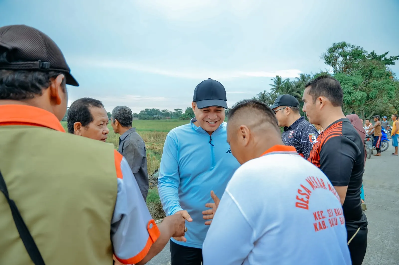 Zahir Sapa Warga Yang Sedang Bergotong-royong