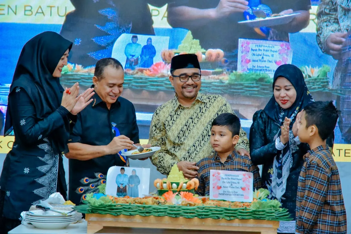 Zahir Potong Nasi Tumpeng Malam Perpisahan Wabub Batubara