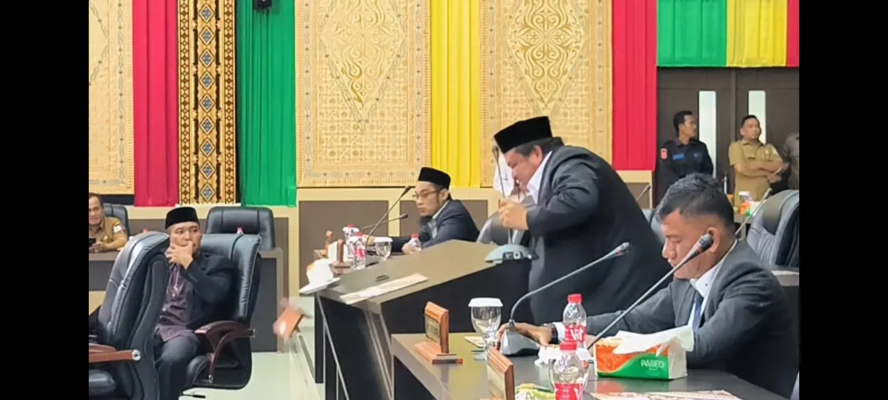 Anggota DPR-K Agara Mengamuk " Memukul meja ,Piring dan gelas ikut pecah"