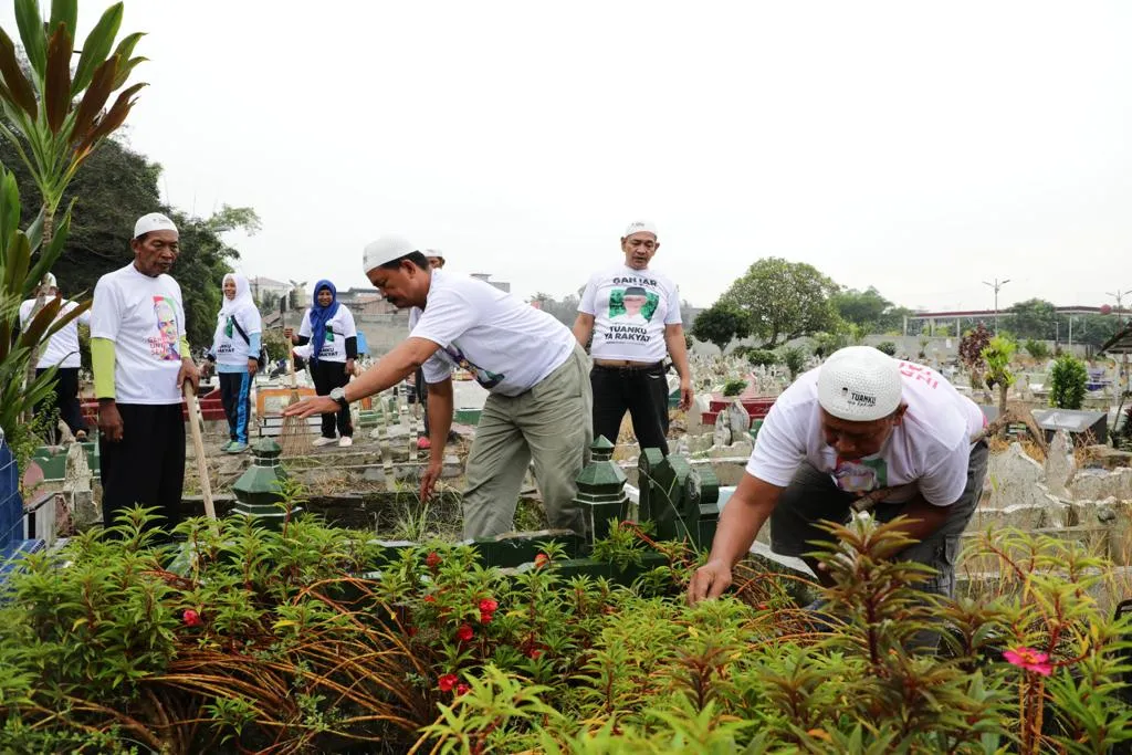 Usbat Ganjar Galang Solidaritas Warga Medan Bersihkan Pemakaman Masyarakat