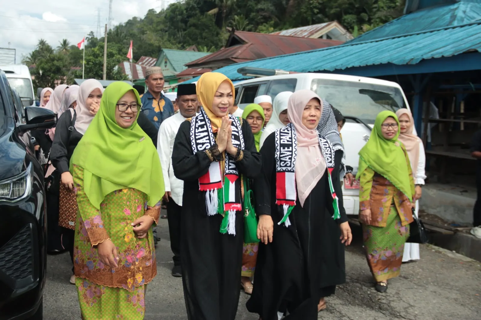 Eli Mahrani Disambut Shalawat,   Kalungkan  Syal Palestina