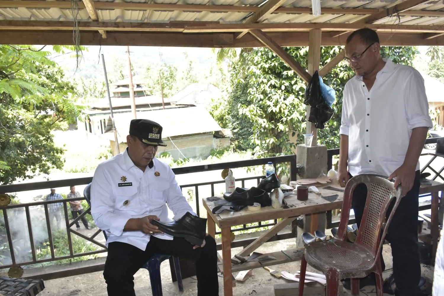 Bupati Madina Bangga Beli Sepatu  Hasil Kreasi Tangan Anak Desa