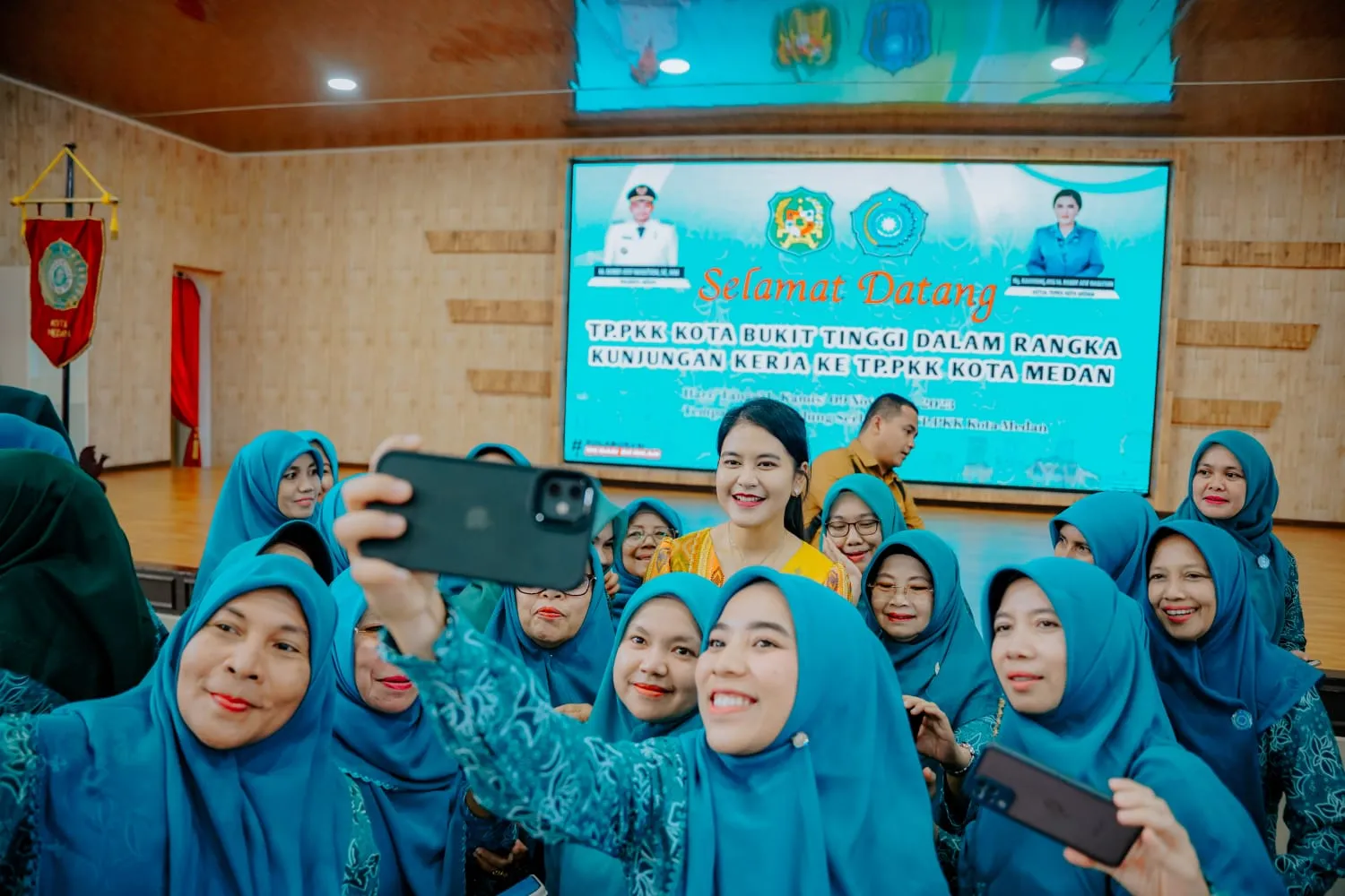 Ny Kahiyang Ayu Saling Bertukar Informasi Dengan TP PKK Bukit Tinggi