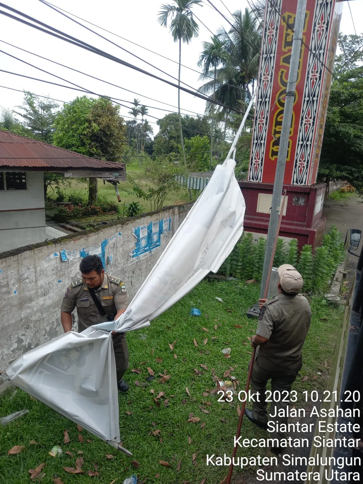 Satpol PP Siantar Tertibkan Atribut Peserta Pemilu