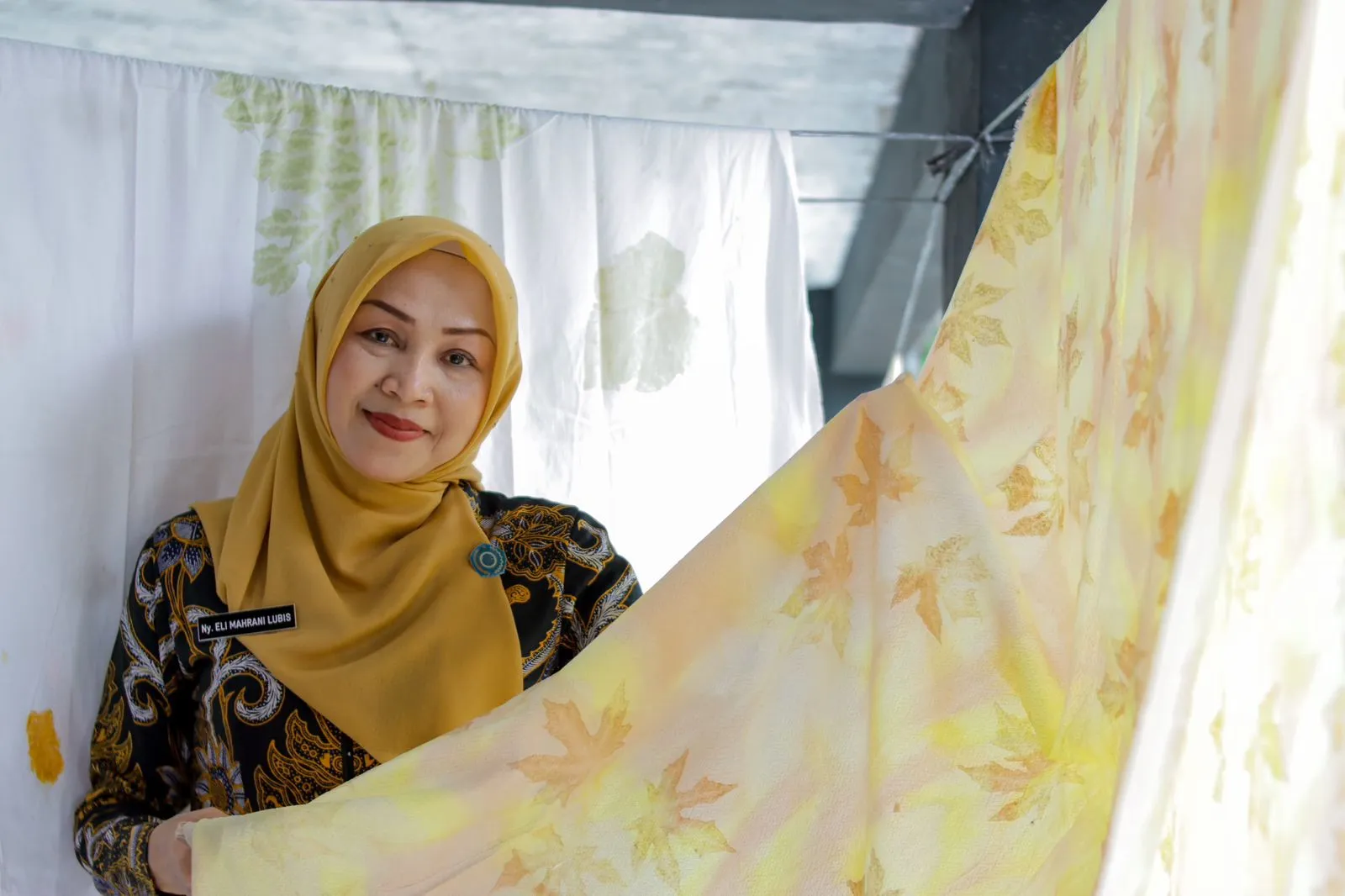 Ketua TP PKK Madina Kunjungi  Produksi Batik Ecoprint