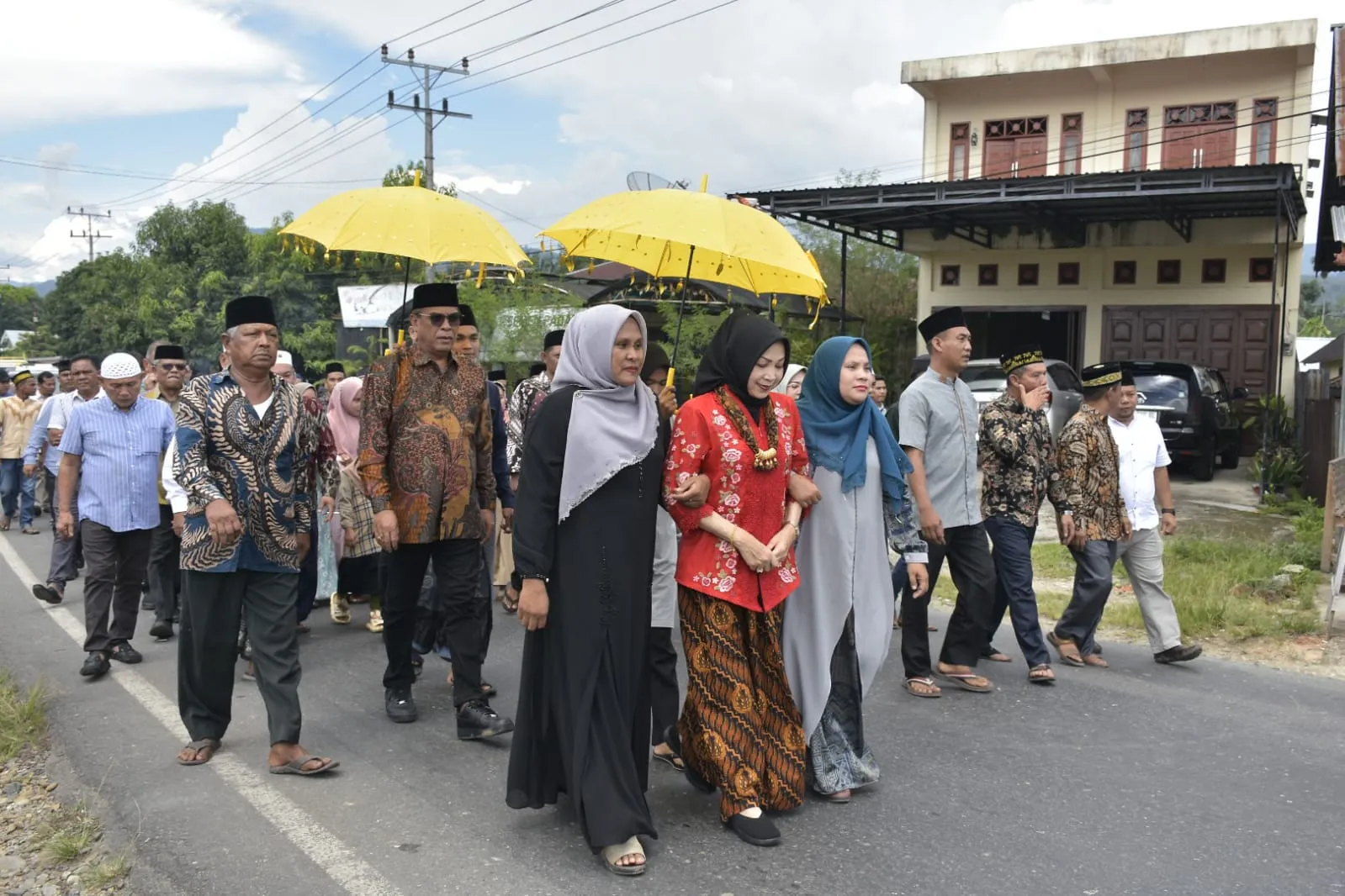 Bupati Madina dan Bunda Eli Seperti Pengantin Baru Saat Panen Raya
