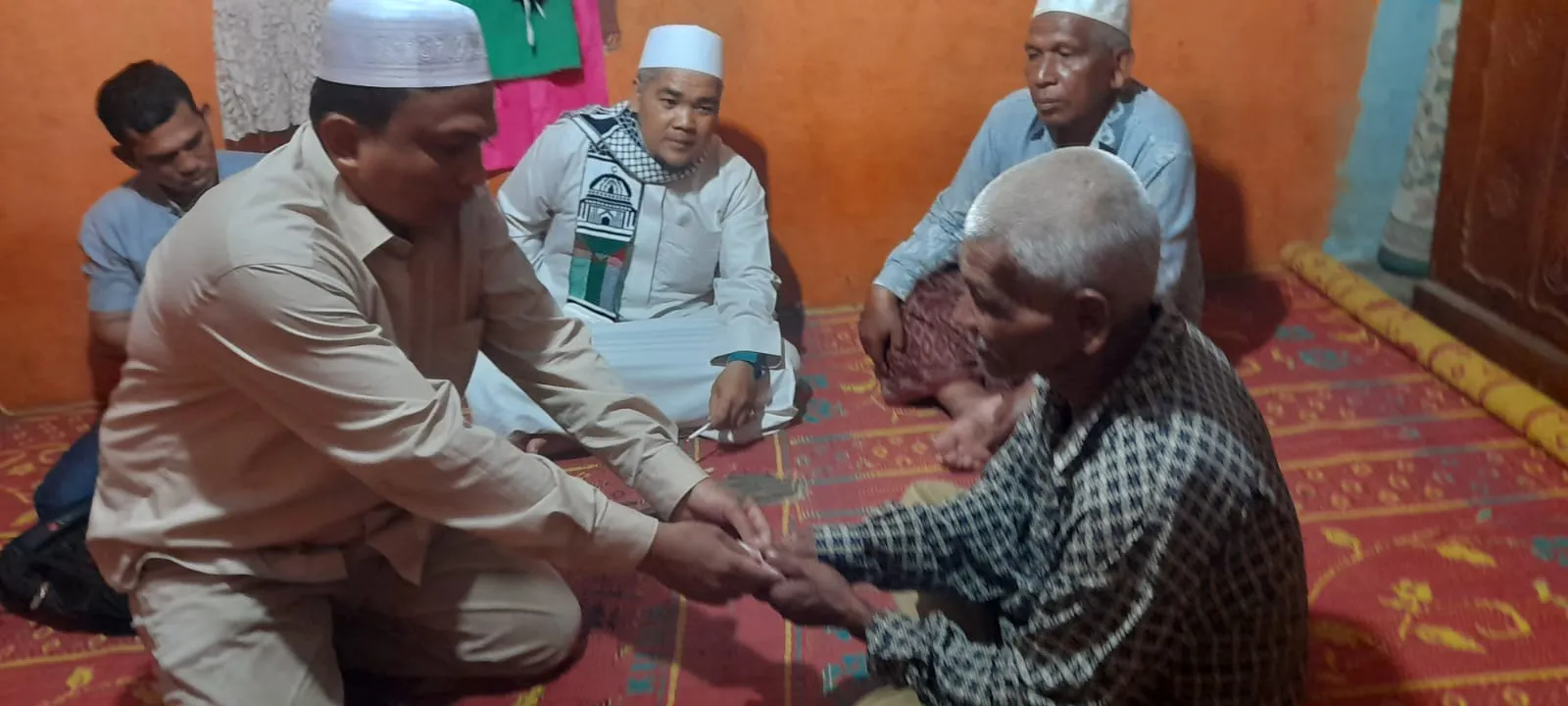 Tim Gercep Baznas Madina Kunjungi dan Bantu Penderita Sakit Sampai Tengah Malam