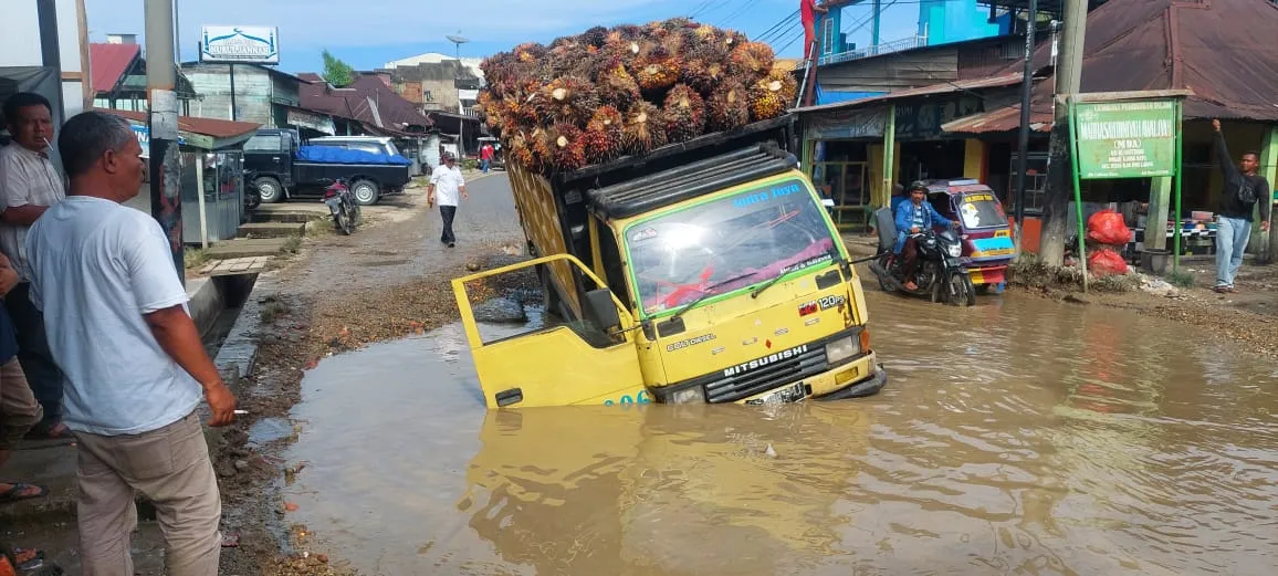 Jalinsum Di Sosa Rusak Parah, Truk Bermuatan TBS Sawit Terperosok 