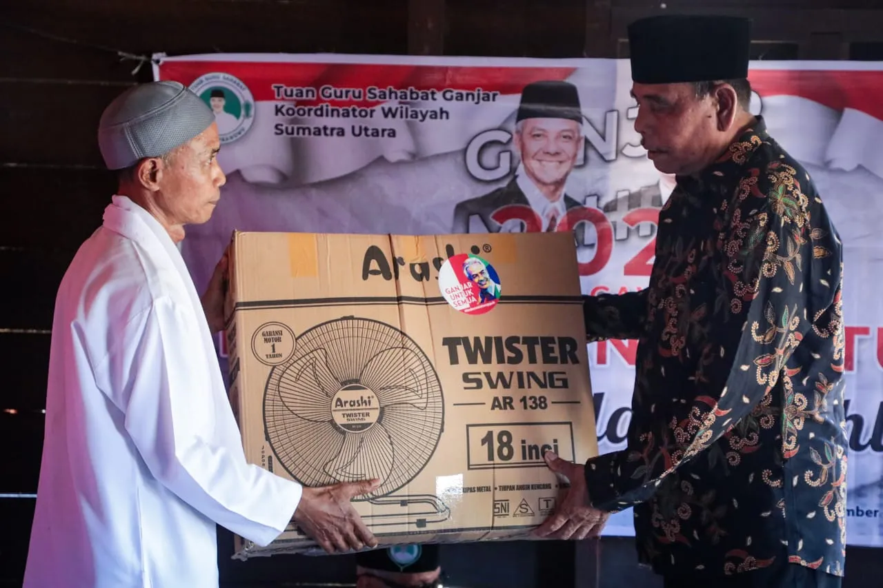 Tuan Guru Ganjar Bantu Rehal Al-Quran dan Kipas Angin untuk Makmurkan Tempat Pengajian di Asahan