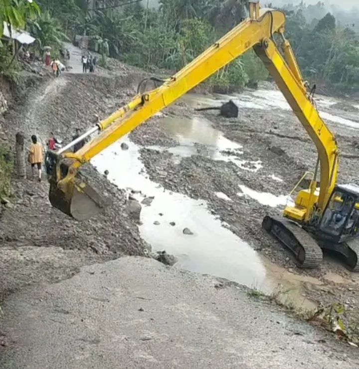 Setelah Sebulan Terputus, Jalan Di Nisel Mulai Ditangani