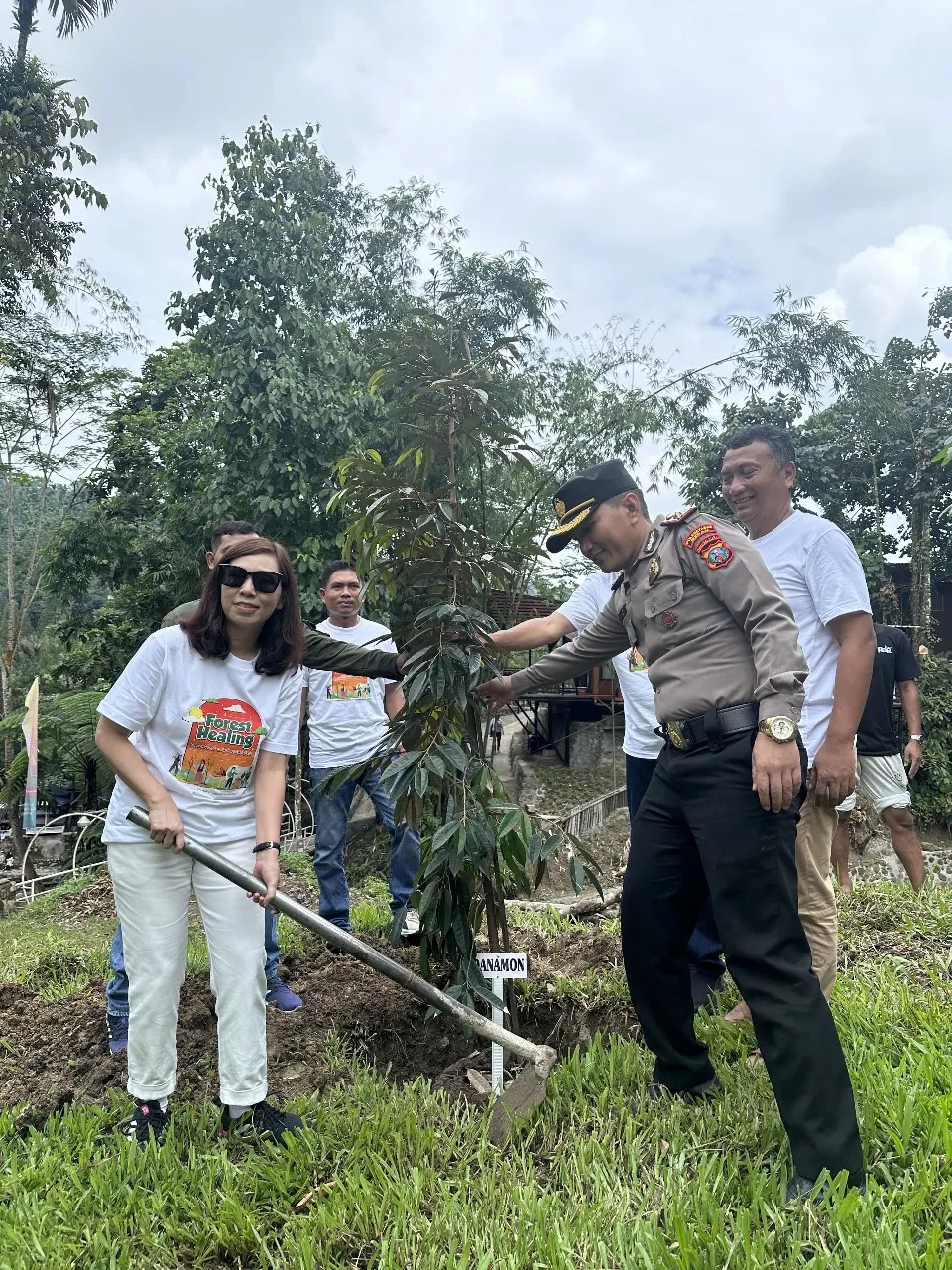 Danamon Peduli Tanam 200 Pohon, Bangun Pondok Edukasi di Desa Tambunan