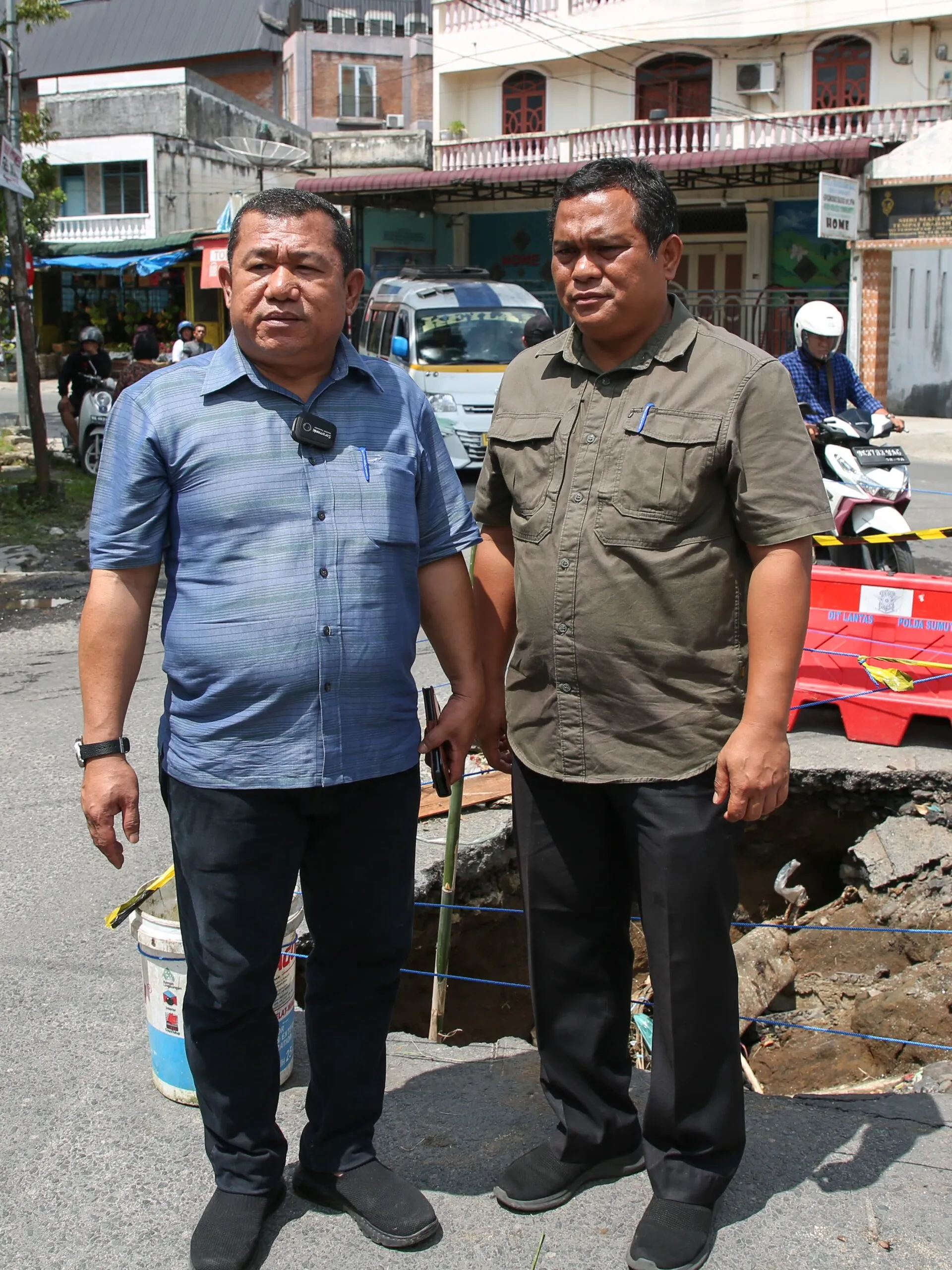 Plt Kadis PUTR Diantar Tinjau Jalan Rusak