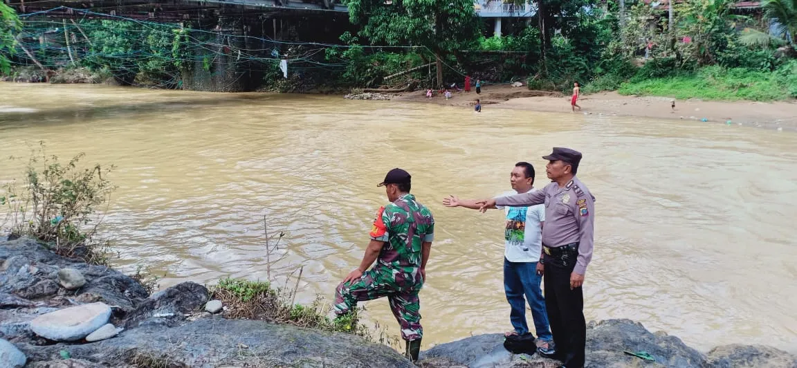 Ramai-ramai Cari Pelajar SD Hanyut  Di Sungai Muara Parlampungan