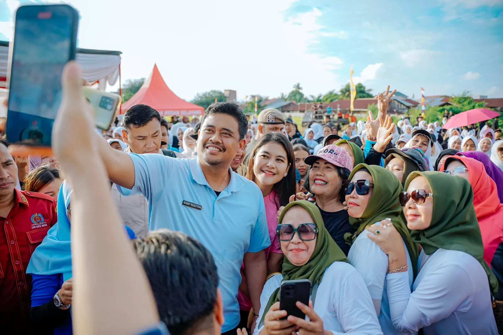 Bobby Nasution &amp; Ny Kahiyang Ayu Senam Kolaborasi Dengan Ratusan Warga Medan Selayang
