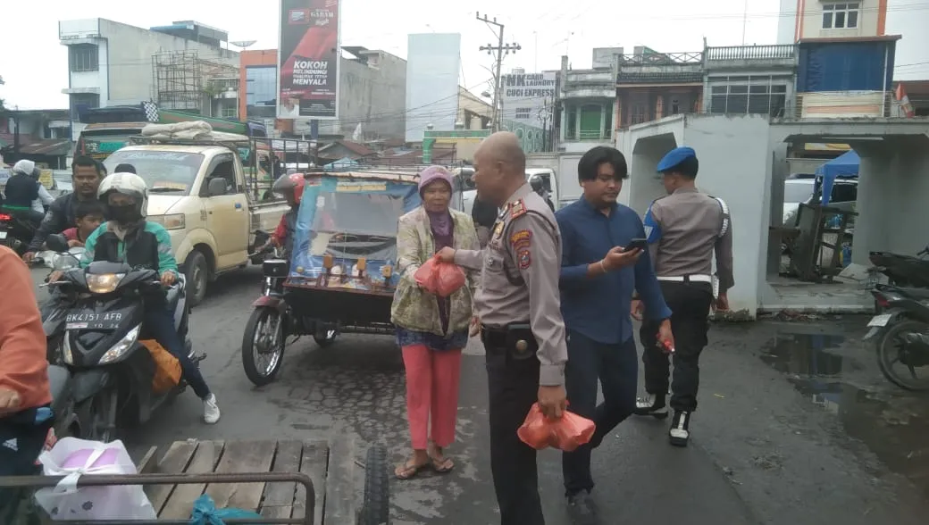Jumat Barokah, Kapolsek Sunggal Bagikan Nasi Bungkus Kepada Warga