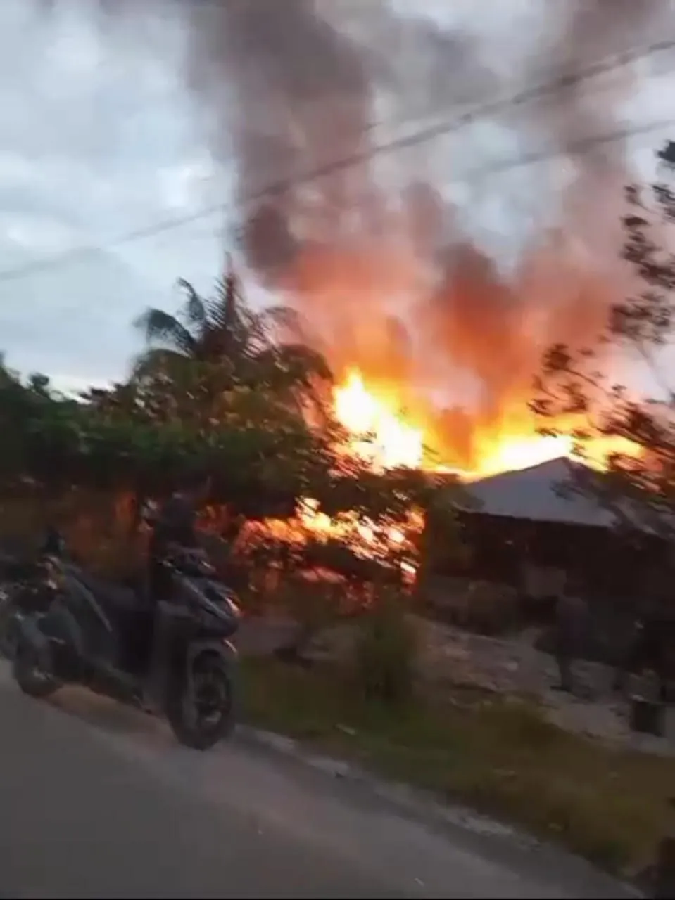 Api Melalap Rumah Muhammad Syafii di Desa Bandar Sono Batubara