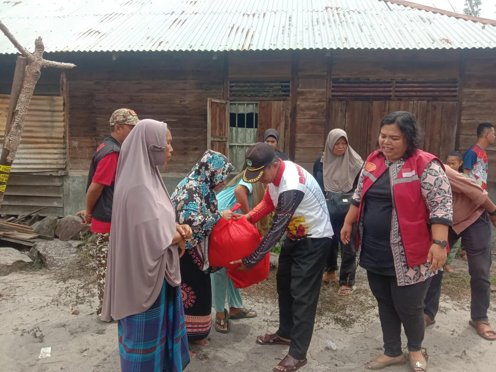 Korban Rumah Terbakar di Batubara Terima Bantuan Sembako Dari Dinsos