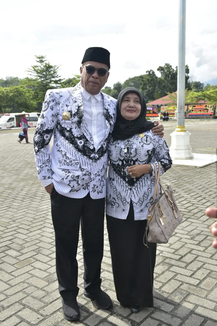 Terharu, Momen Bupati Madina  Bertemu Gurunya Ketika SMP