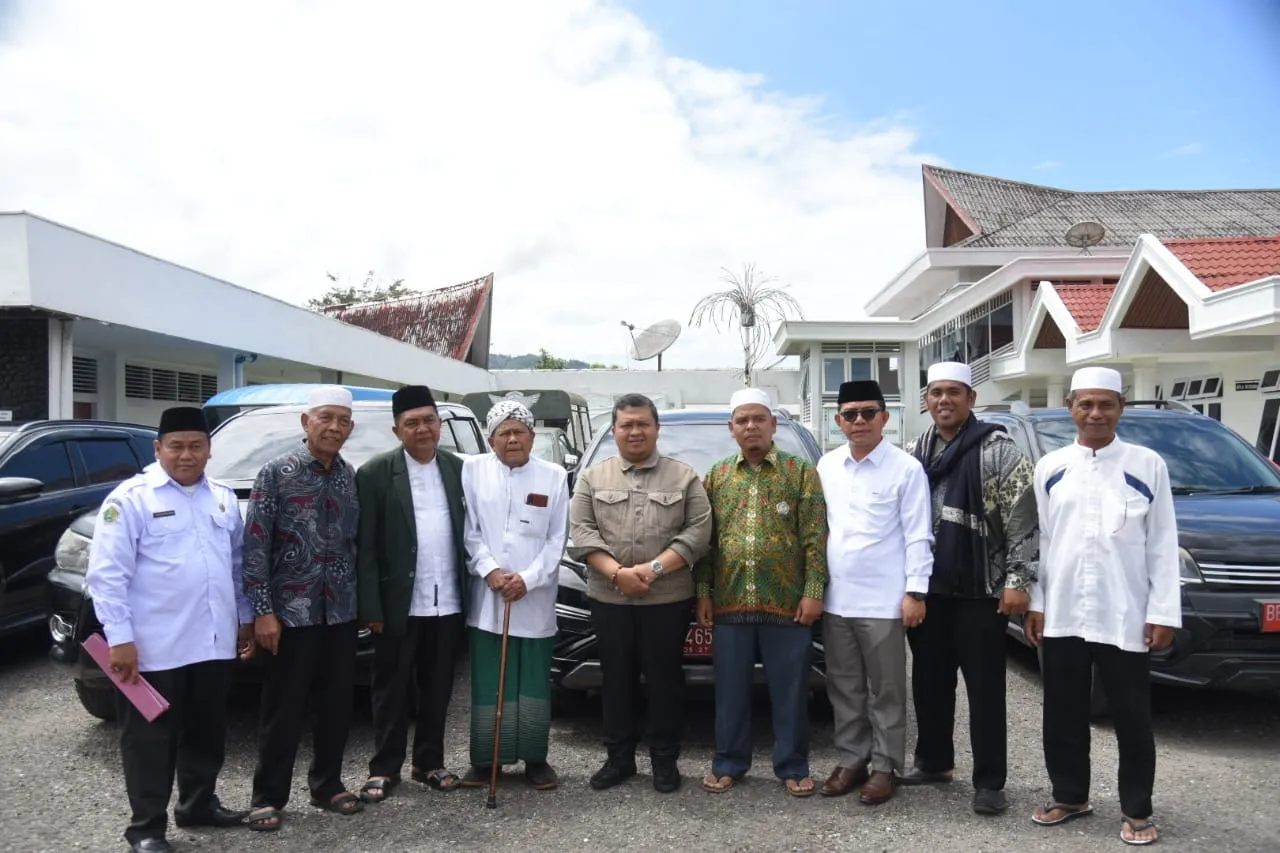 Bupati Tapsel Serahkan 5 Unit Mobil Dinas Ormas Islam