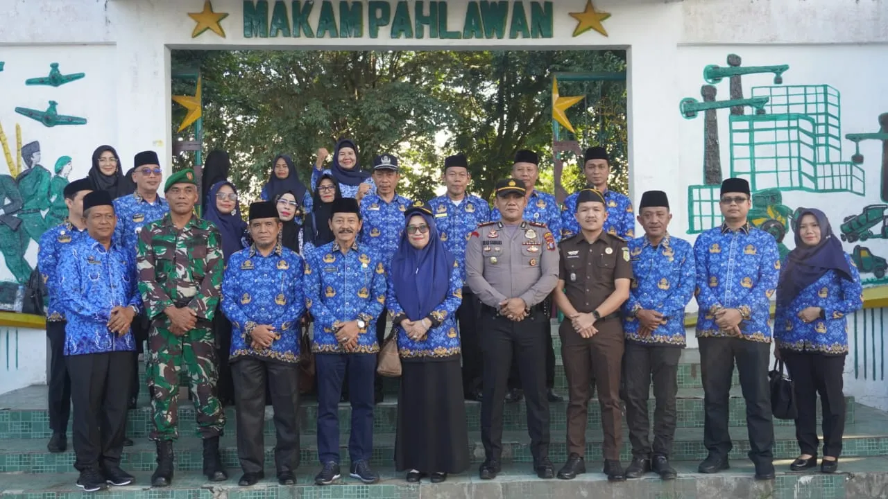 HUT Ke-52 Korpri, ASN Pemkab Langkat Ziarah Makam Pahlawan Dan Salurkan Bantuan
