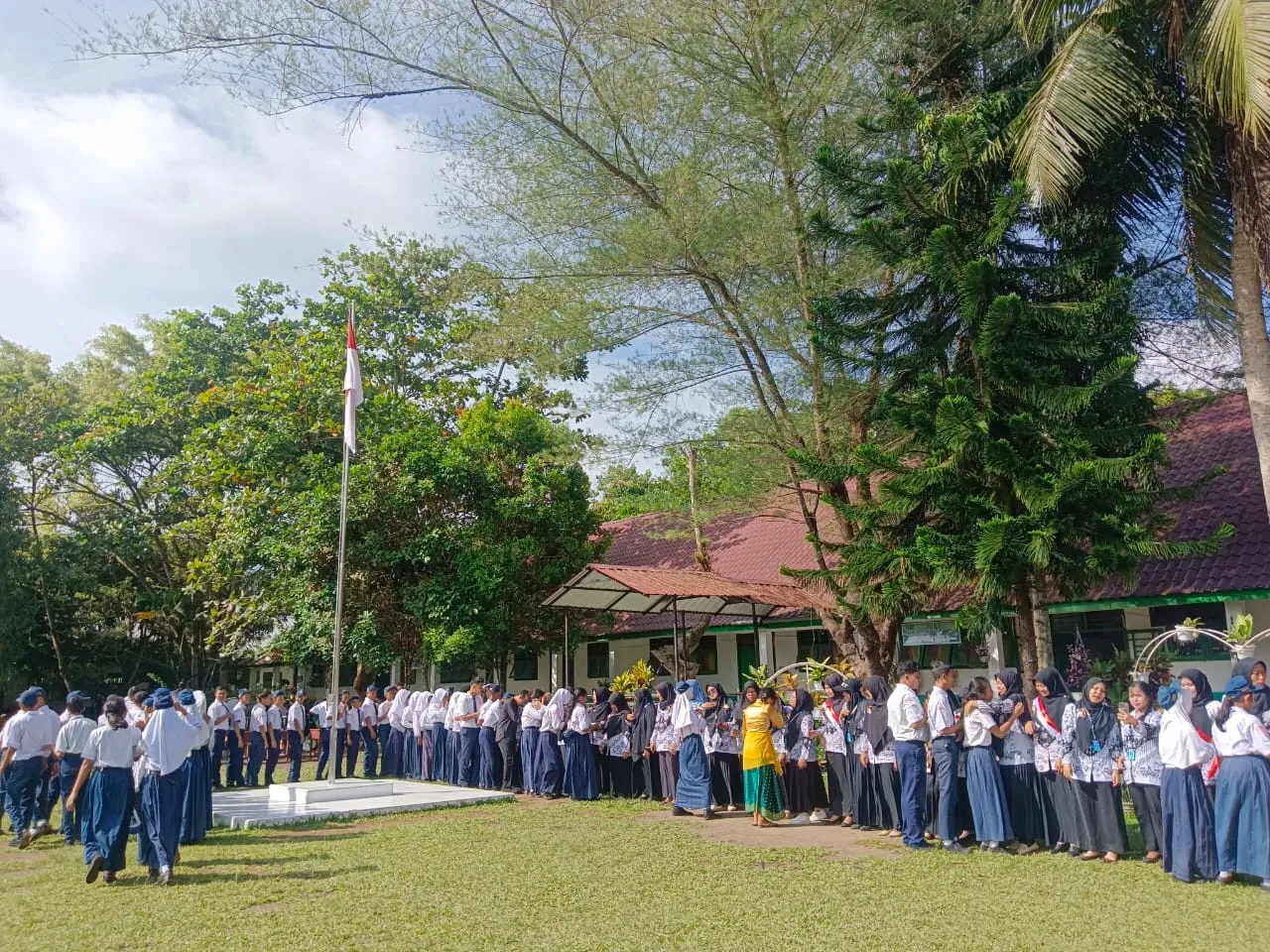 Hari Guru Nasional Ke-78, Siswa SMPN I Pulau Rakyat Ciptakan Seribu Puisi