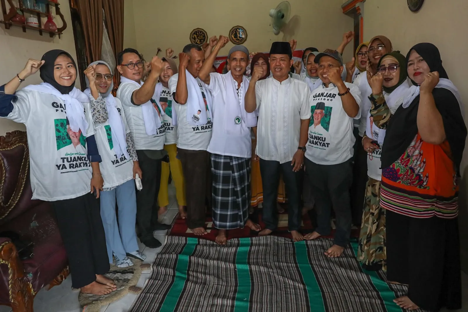 Dukung Kegiatan Taklim di Medan, Tuan Guru Ganjar Serahkan Bantuan Mushaf dan Pengeras Suara