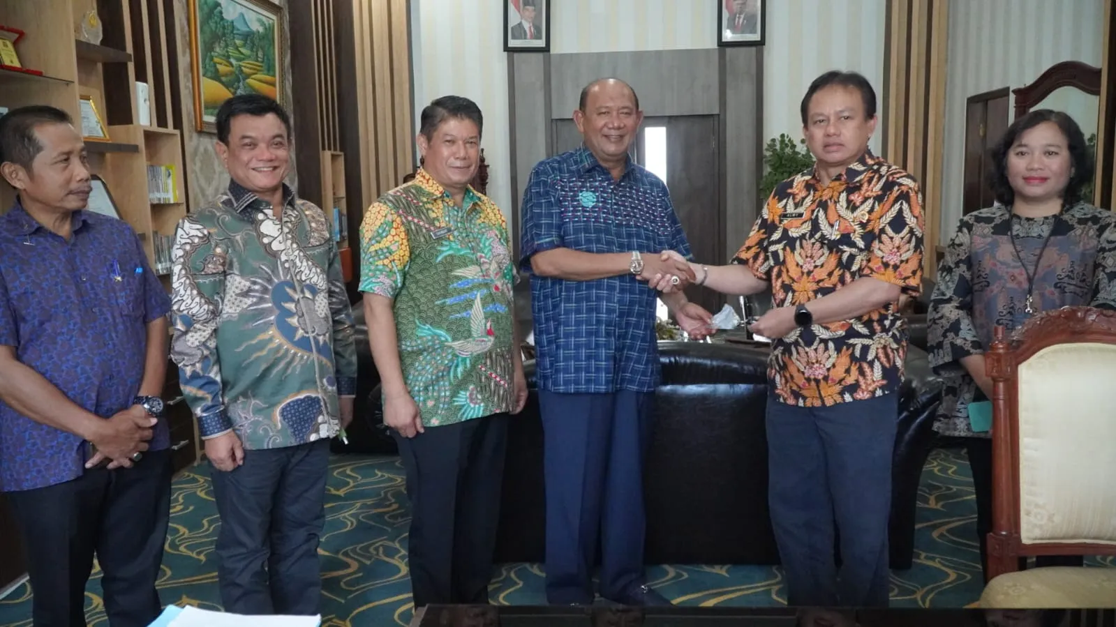 Plt Bupati Langkat Serahkan Mobil Dinas Innova Ke BPN Langkat