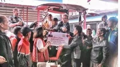 Sihar Sitorus Salurkan Bantuan Alsintan 25 Kelompok Tani