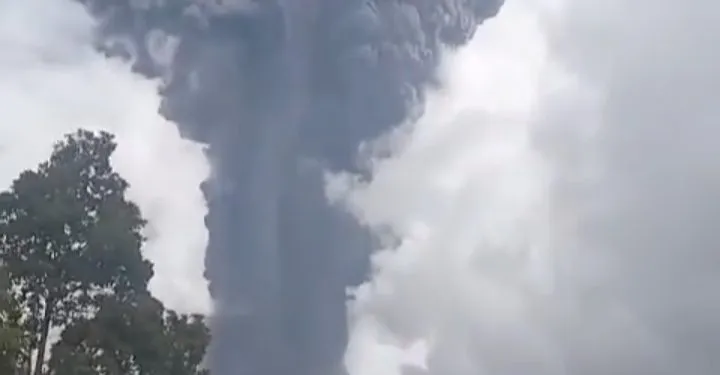 Warga Panik Dan Berhamburan Keluar Rumah Akibat Gunung Marapi Singgalang Meletus