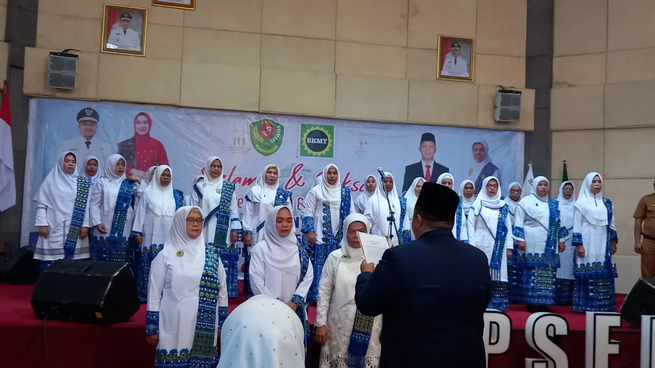 Dolly Pasaribu Kukuhkan Pengurus BKMT Tapsel