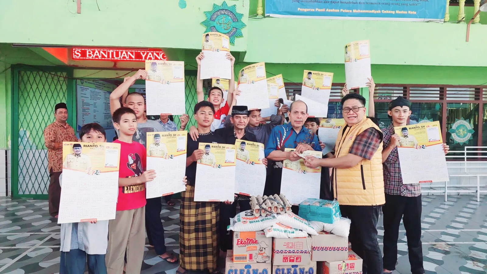 Caleg DPR RI Partai Hanura Rianto SH Serahkan Sembako di Panti Asuhan