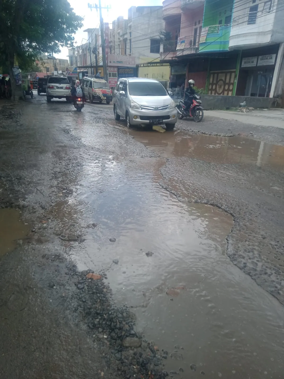 Warga Keluhkan Jalan Berlubang di Jalan Sei Mencirim