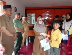 Kasi Rehabilitasi Sosial, Nurjamilah Pohan, S.Psi menyerahkan bantuan sosial Kemensos RI kepada anak yatim atau piatu di Kantor POS Sibuhuan, Senin (18/12). Beritasore/Muhammad Satio)