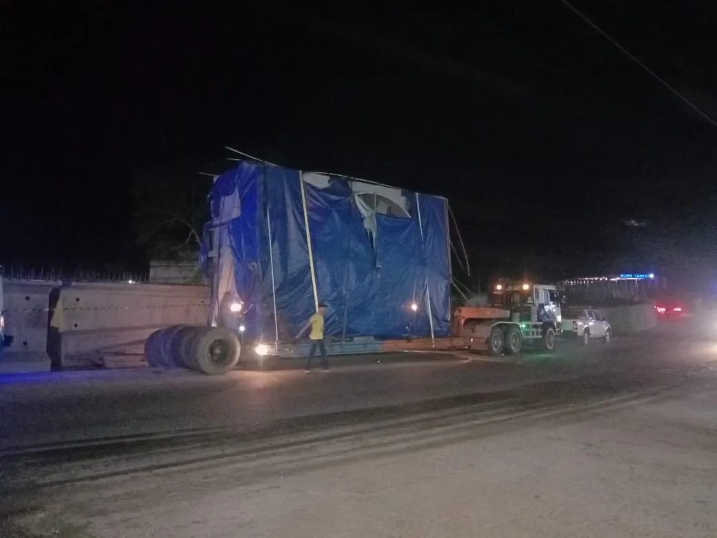 Truck Trailer Pengangkut Mesin Gagal Lewat Di Jembatan Kualasimpang