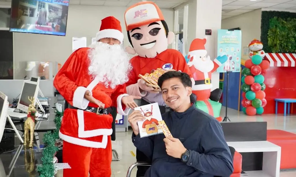 Nuansa Natal di Counter JNE Seluruh Indonesia, Sinterklas Bagi Coklat ke Pelanggan
