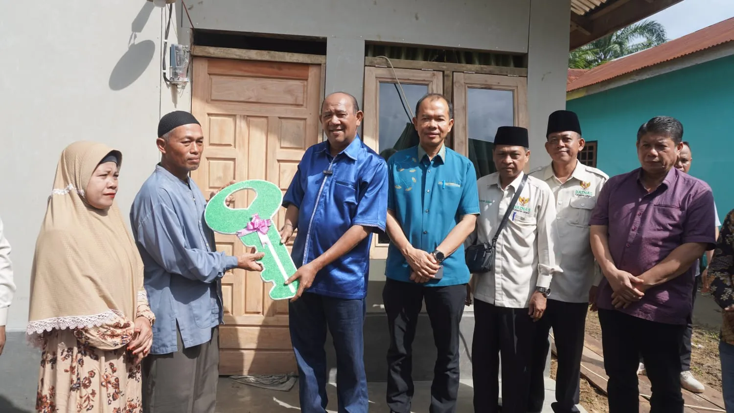 Syah Afandin Serahkan Kunci Bedah Rumah Baznas