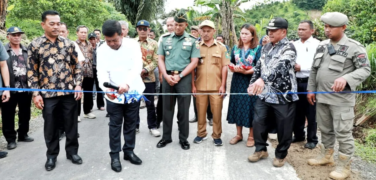 Bupati Simalungun Resmikan Jalan Penghubung Nagori Siboras dengan Nagori Saribu Jandi