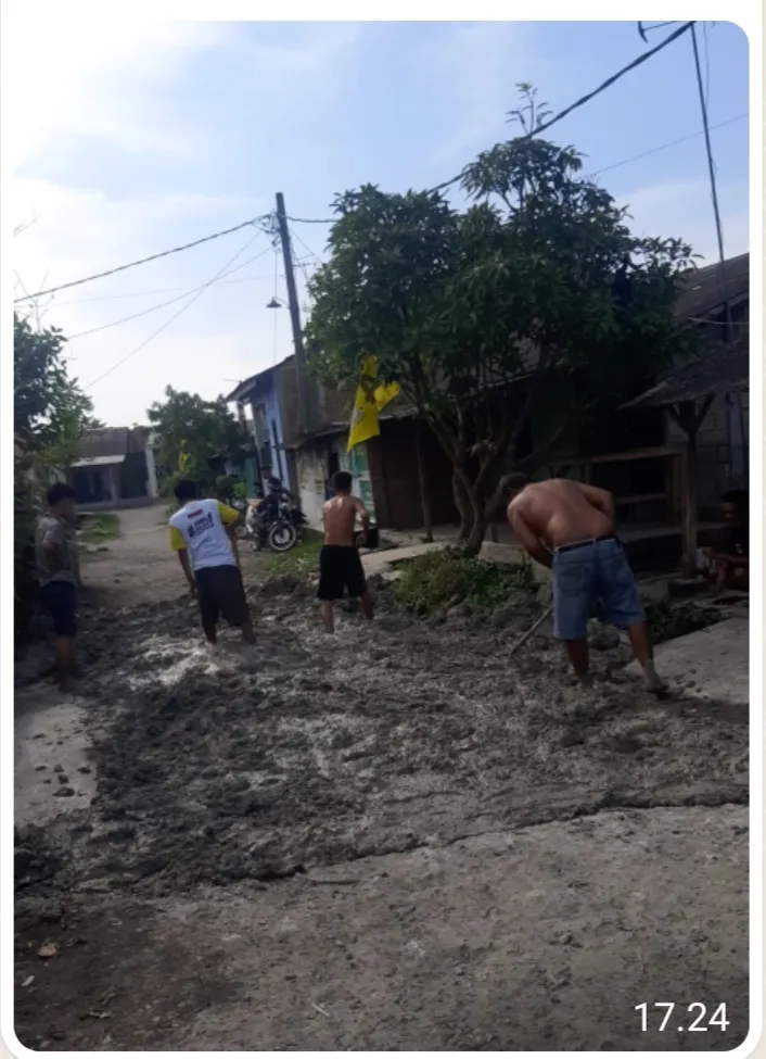 Helmax Alex  Tampubolon Timbun Jalan Rusak Di Kelurahan Tangkahan