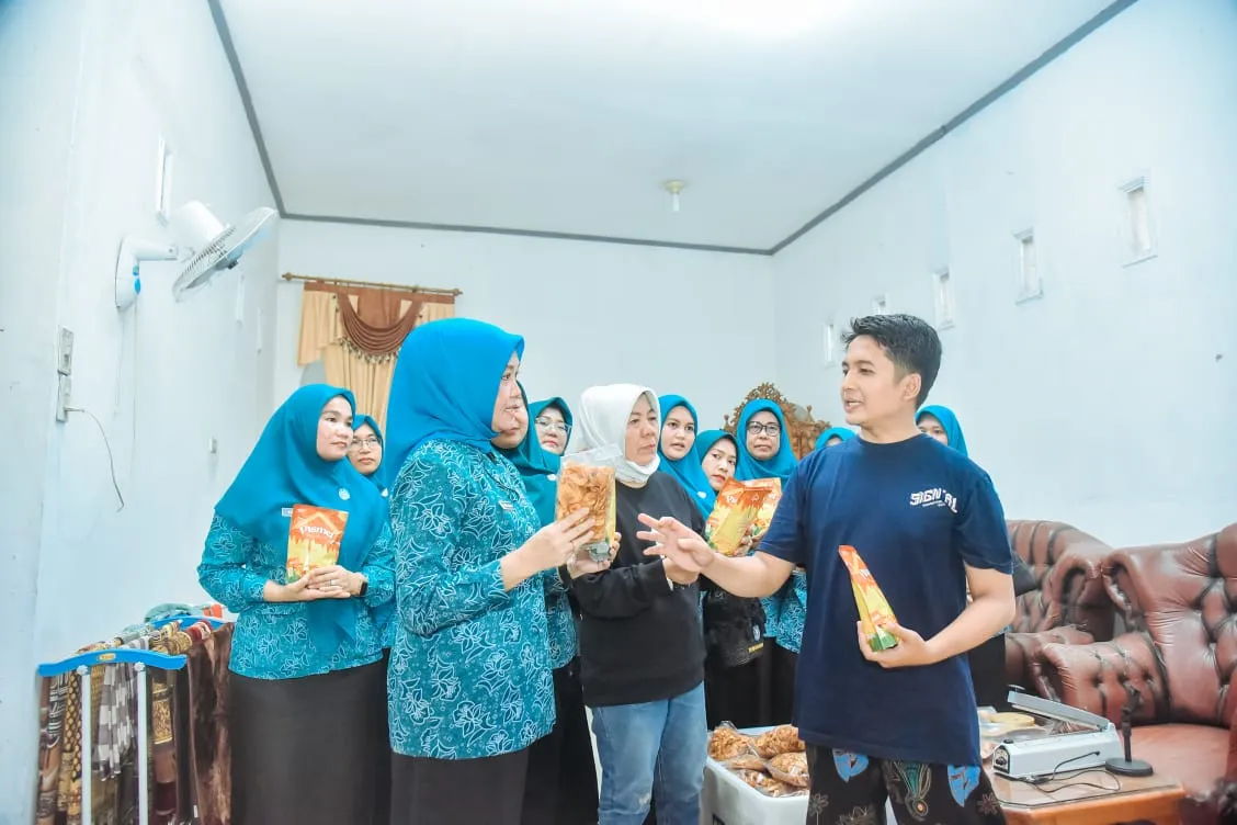 Pj UP2K TP PKK Batubara Apresiasi Kemasan UMKM Desa Bangun Sari