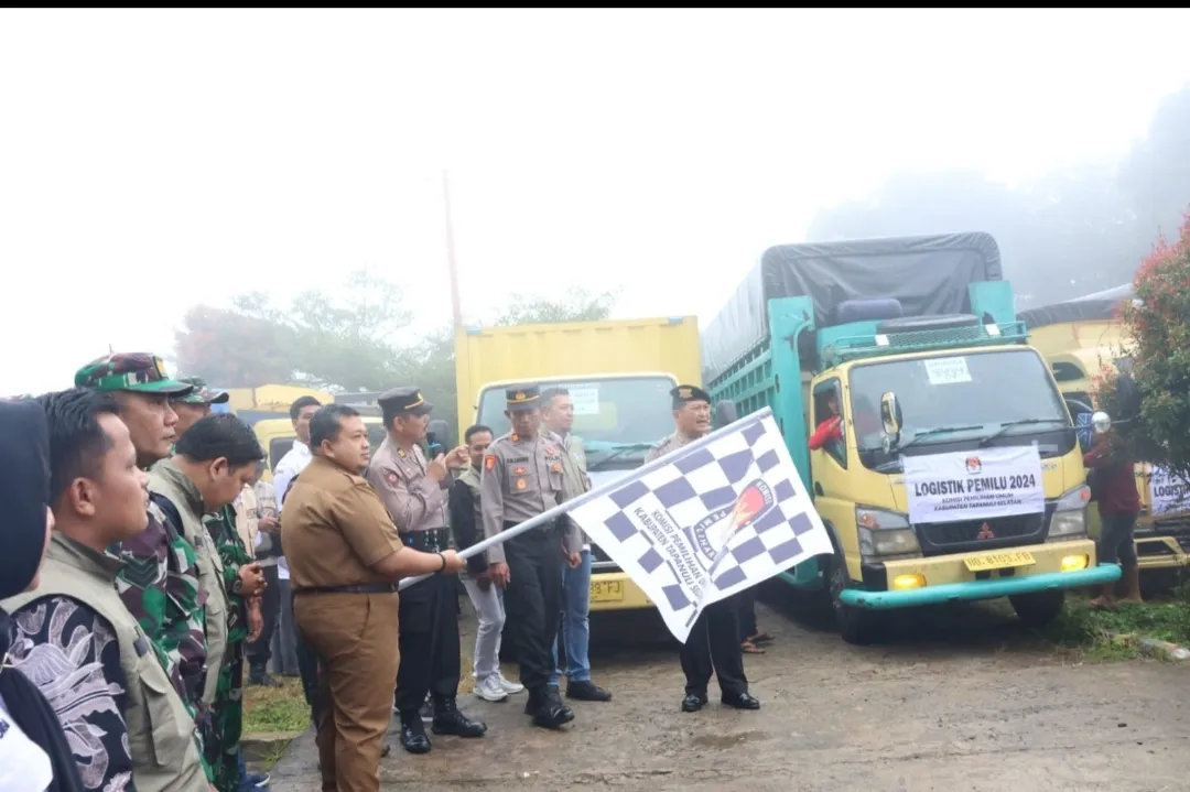 Bupati Tapsel Lepas 40 Truk Pengangkut Logistik Pemilu 2024